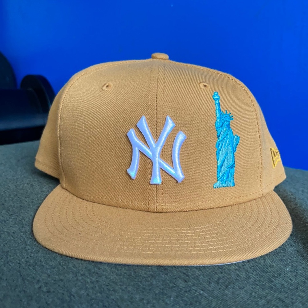 Rare NY hat with apple and statue